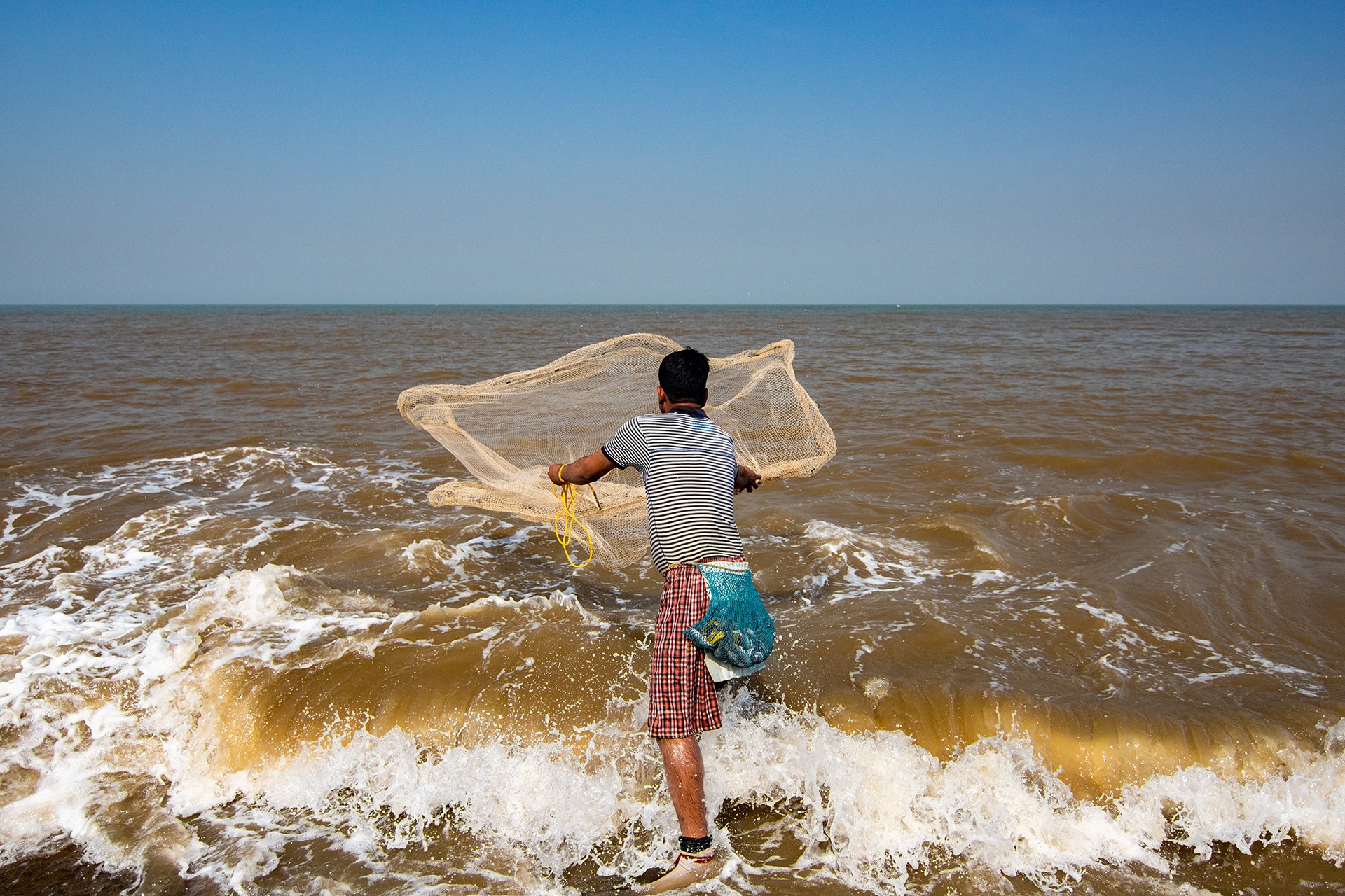 A fisherman practising the traditional ‘Paagi’ or cast net fishing